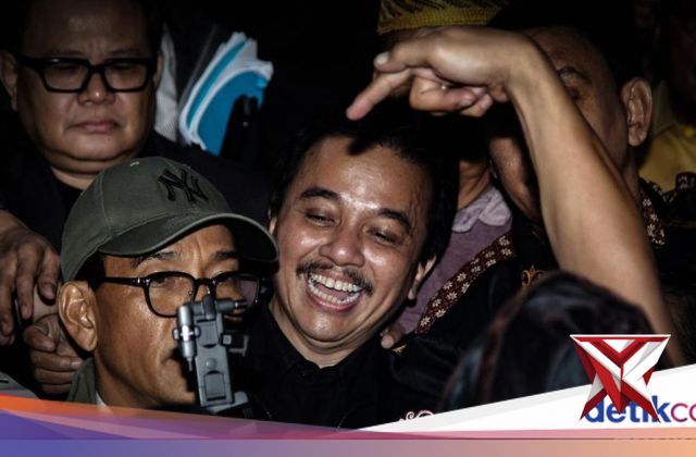 Tak Ditahan Polisi, Roy Suryo Keluar dengan Senyum Lebar