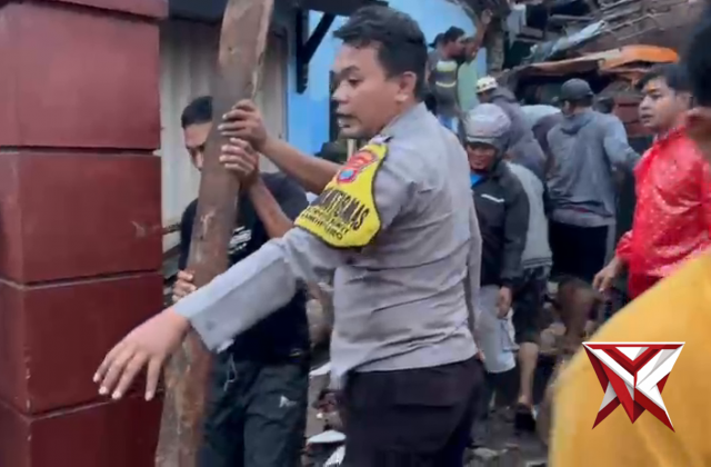 Personil Polsek Candipuro Bersama Warga Bantu Evakuasi Kejadian Lakalantas