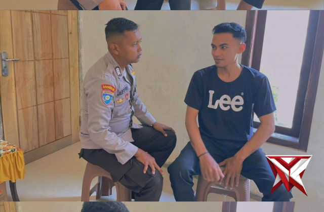 Bhabinkamtibmas melaksanakan giat sambang warga