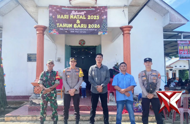 Kapolsek Payung Beserta  Anggota melaksanakan Pengamanan Gereja Katholik Santo Petrus Jl. Dusun Air