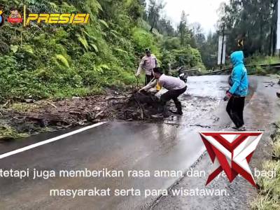 ANGGOTA POLSEK SUKAPURA BERSAMA MASYARAKAT MEMBERSIKAN MATERIAL TANAH LONGSOR - PoliceTube