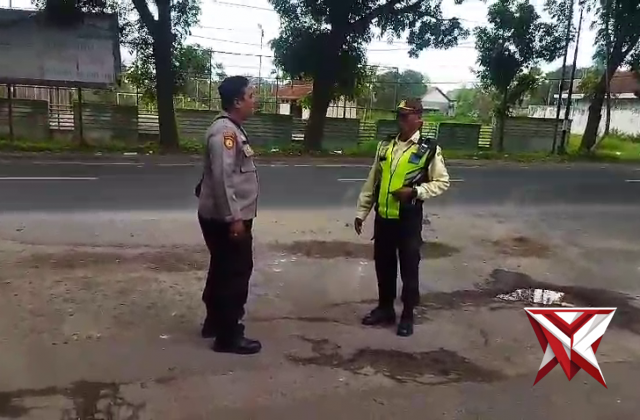 Polsek Ujungpangkah patroli ke Pos Satpam PT Polowijo Sekapuk
