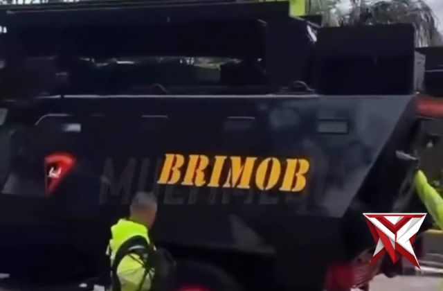 RANTIS POLRI BANTU DEREK TRUK TERJEBAK BANJIR DI BALI - PoliceTube