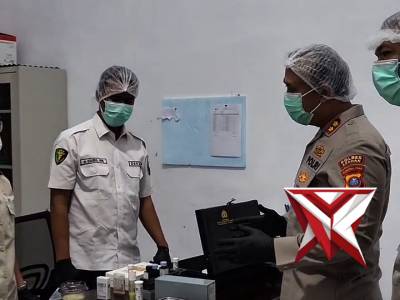 pengecekan langsung proses penyajian makanan bersama Sie Dokkes Polres Asahan di SPPG Polres Asahan. - PoliceTube