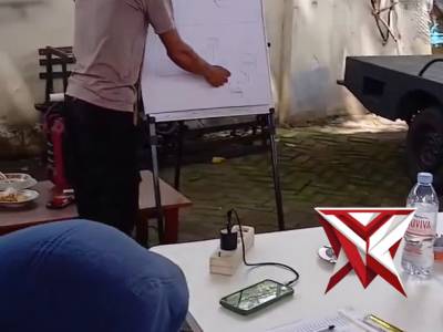 Bhabin polsek Lakarsantri ikuti petunjuk pemasangan alarm anti maling motor - PoliceTube