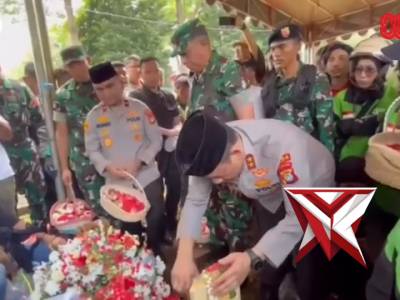 Kapolda Metro Jaya Tabur Bunga di Makam Affan Kurniawan