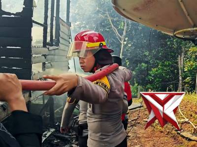 AKSI SIGAP PERSONEL POLRES TANA TIDUNG BANTU PADAMKAN KEBAKARAN RUMAH WARGA KABUPATEN TANA TIDUNG - PoliceTube