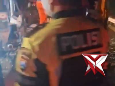 Respon cepat Satlantas Polres Magetan mendatangi TKP kecelakaan lalu lintas di Tol KM 594B ???. Pet - PoliceTube