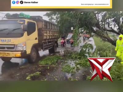 Aksi Cepat Polsek Jongkat: Tebang Pohon Hampir Roboh Depan Kantor BMKG Sungai Nipah - PoliceTube