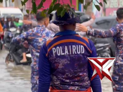 Ditpolairud Polda Jawa Tengah Melaksanakan Pengaturan Lalu lintas diperemapatan Jalan Gajah - PoliceTube