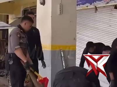 PEMBERSIHAN MATERIAL PASCA BANJIR DI BALI - PoliceTube
