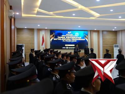 61 Personel Polres Kediri Dianugerahi Satyalancana Pengabdian - PoliceTube