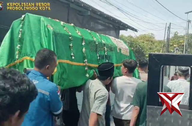 Kapolsubsektor Kanigaran dan Bhabinkamtibmas Kebonsarikulon Ziarah warga yang meninggal