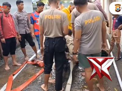 POLRI UNTUK MASYARAKAT Personel Polresta Tidore Sigap Tangani Banjir di Kelurahan Tuguwaji - PoliceTube