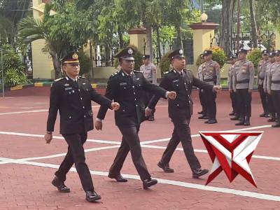 KAPOLRESTA PALU PIMPIN UPACARA PENGANUGERAHAN TANDA KEHORMATAN SATYA LENCANA PENGABDIAN - PoliceTube