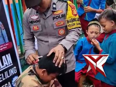 Inovasi Bhabinkamtibmas Polsek Sanga Desa dengan Pangkas Keliling Gratis