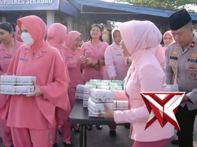 Ramadan Penuh Berkah, Polres Sekadau beserta Bhayangkari Turun ke Jalan Bagikan Takjil
