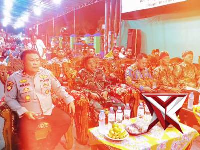 Polsek Gedangan Hadiri dan Amankan Giat Bersih Desa Bangah Bertema Festival Adat Budaya - PoliceTube