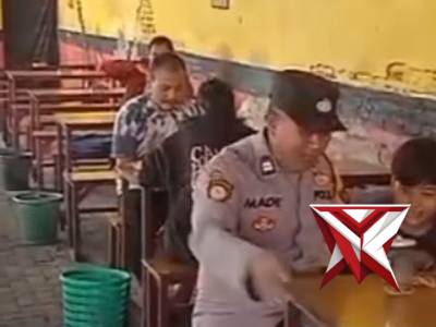 Anggota samapta Polsek Waru berikan himbauan kepada anak yg nongkrong di warkop tropodo - PoliceTube