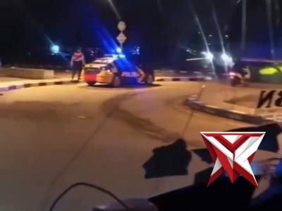 Palembang &mdash; Kehadiran personel Polrestabes Palembang, Polda Sumatera Selatan, di kawasan Jembatan Fl - PoliceTube