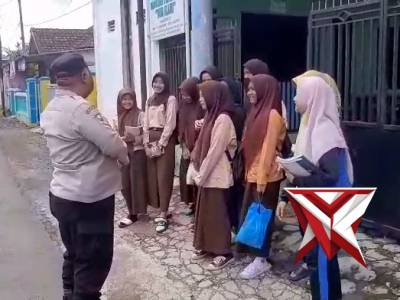 Aiptu Hendry Silva berikan himbauan kepada siswi SMP agar memakai helm saat berkendara - PoliceTube