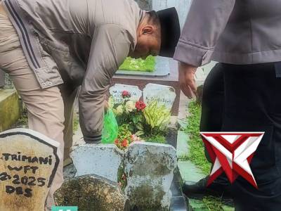 Kapolsek Klojen bersama Kanit Reskrim dan Bhabinkamtibmas Kauman ziarah kubur - PoliceTube