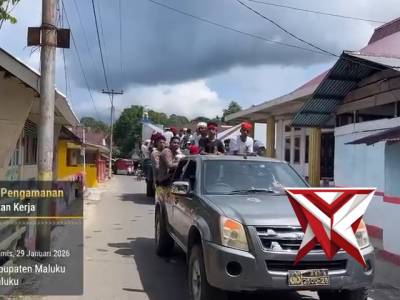 Pengawalan dalam rangka pergantian kayu tiang alif mesjid nahdatul sahapory - PoliceTube