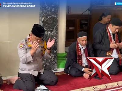 Penyerahan Bantuan Ustadz Adi Hidayat bersama Kapolda Sumbar