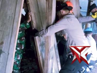 Polres Ngawi bersama Polsek Paron melaksanakan kerja bakti di rumah korban pasca banjir - PoliceTube