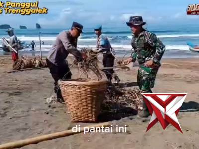 Tindak Lanjuti Instruksi Presiden, TNI-Polri Trenggalek Gercep Bersihkan Area Pantai Konang Panggul - PoliceTube