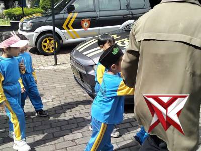 Kunjungan anak PAUD Purwoasri - PoliceTube