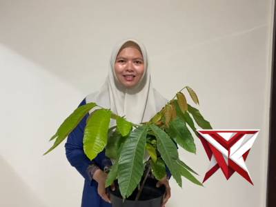 Pemberian bibit pohon kepada personil yang berulang tahun