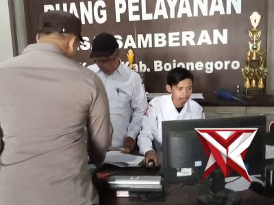 Bhabinkamtibmas Polsek Kanor Sambang Ke Balai Desa - PoliceTube