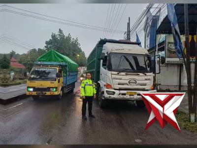 Unit Lalu Lintas Polsek Krian melaksanakan pengamanan dan pengaturan arus lalu lintas akibat adanya - PoliceTube