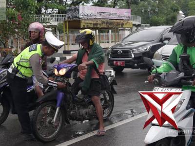 POLISI MENYAPA POLDA SULTRA BAGI-BAGI HELM DAN BERIKAN HIMBAUAN KESELAMATAN BERLALULINTAS