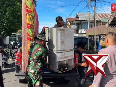 Susuri Rumah ke Rumah Pastikan Keselamatan Masyarakat Terdampak Banjir di Kalteng - PoliceTube