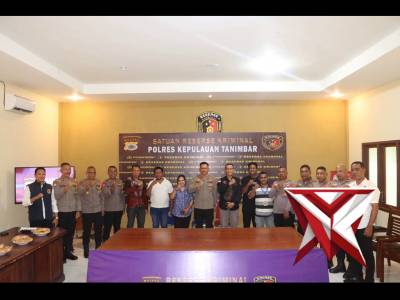 Kapolres Kepulauan Tanimbar pimpin press release akhir Tahun 2025 - PoliceTube