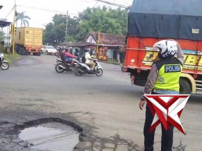 Anggota lantas melaksanakan giat sate kerang pagi simpang 4 Awang Awang antisipasi anak sekolah