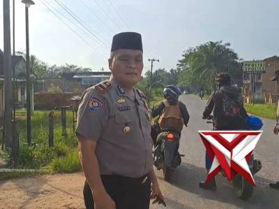 bagi takjil puasa ke 6 polsek lempuing jaya polres oki hadir - PoliceTube