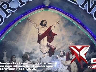 personel Brimob melaksanakan kegiatan sterilisasi di sejumlah gereja yang ada