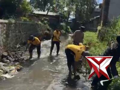 Kurve Polsek Lawang membersikan Sungai kali bendo di Kec. Lawang Kab. Malang