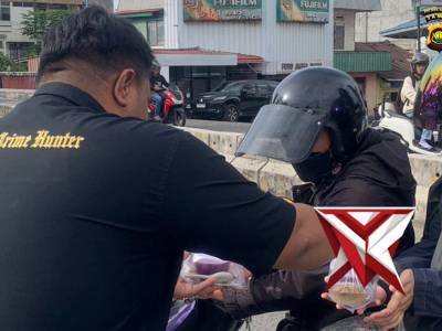 Wujudkan Kedekatan dengan Masyarakat, Satresnarkoba Polres Kerinci Bagikan Takjil di Pos Lantas" - PoliceTube