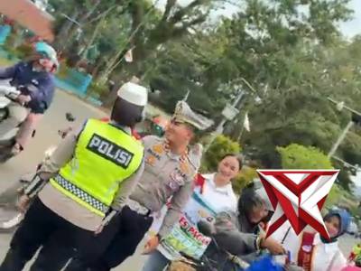 Sat Lantas Polres Pagar Alam Berbagi Takjil