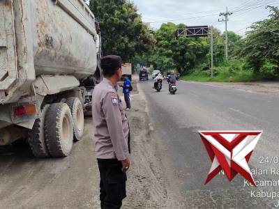 Pos Sore Penyekatan Truck - PoliceTube