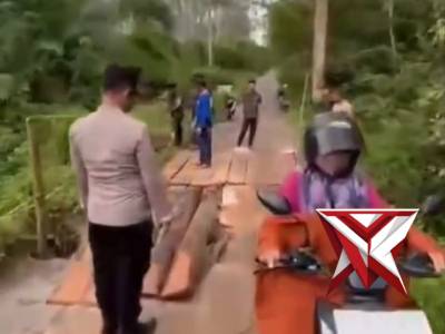 KEGIATAN BAKTI SOSIAL GOTONG ROYONG PERBAIKAN JEMBATAN SEMENTARA PENGHUBUNG DESA