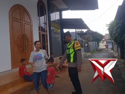 Bhabinkamtibmas Laksanakan Giat Sambang, Perkuat Sinergi dengan Warga - PoliceTube
