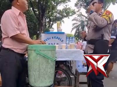 Pak Bhabin Polsek IB.I Patroli Pastikan Aktivitas Masyarakat Kambang Iwak Aman dan Nyaman - PoliceTube