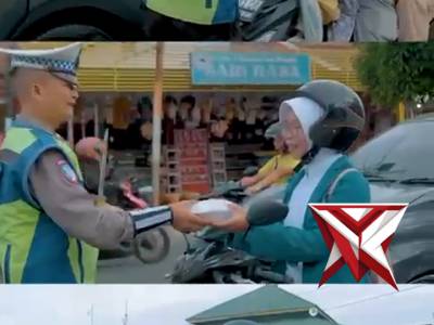 Edukasi dan Aksi Sosial, Satlantas Polresta Bengkulu Bagikan Takjil kepada Pengendara Personel Satu - PoliceTube