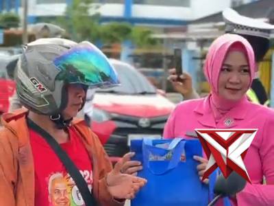 Pembagian takjil - PoliceTube