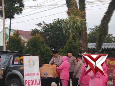 Polsek Magetan bersama Bhayangkari berbagi takjil kepada masyarakat di bulan suci Ramadhan ?? Wujud - PoliceTube